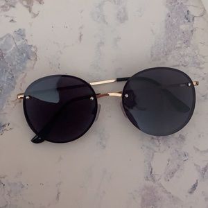 Black round sunglasses with gold detail